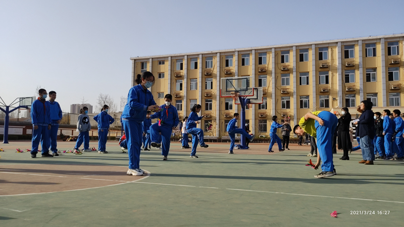 "踢出快乐,跳出健康 北京市第八十中学管庄分校春季体育运动周纪实